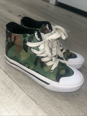 Roebuck & Co. Kids Camouflage High-Top Sneakers with White Laces sz 13